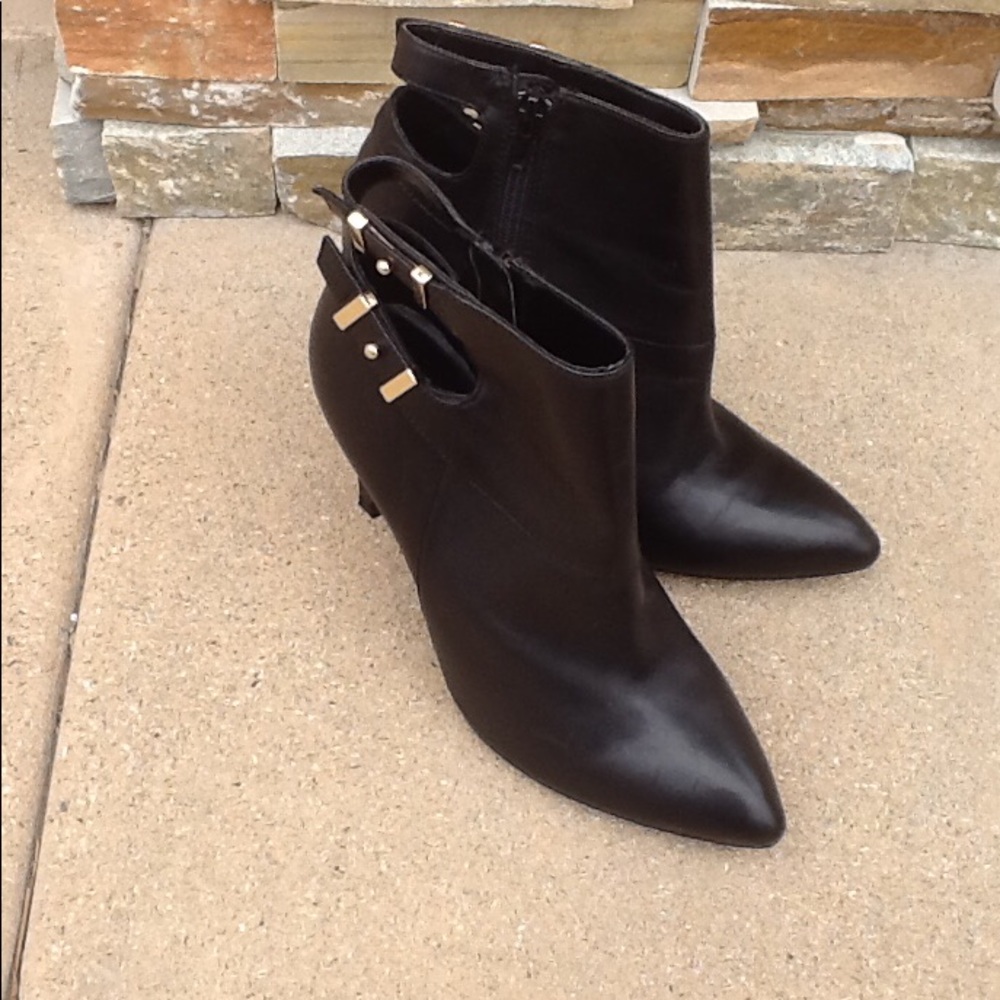 Sexy Guess black leather booties, size 7 1/2 M